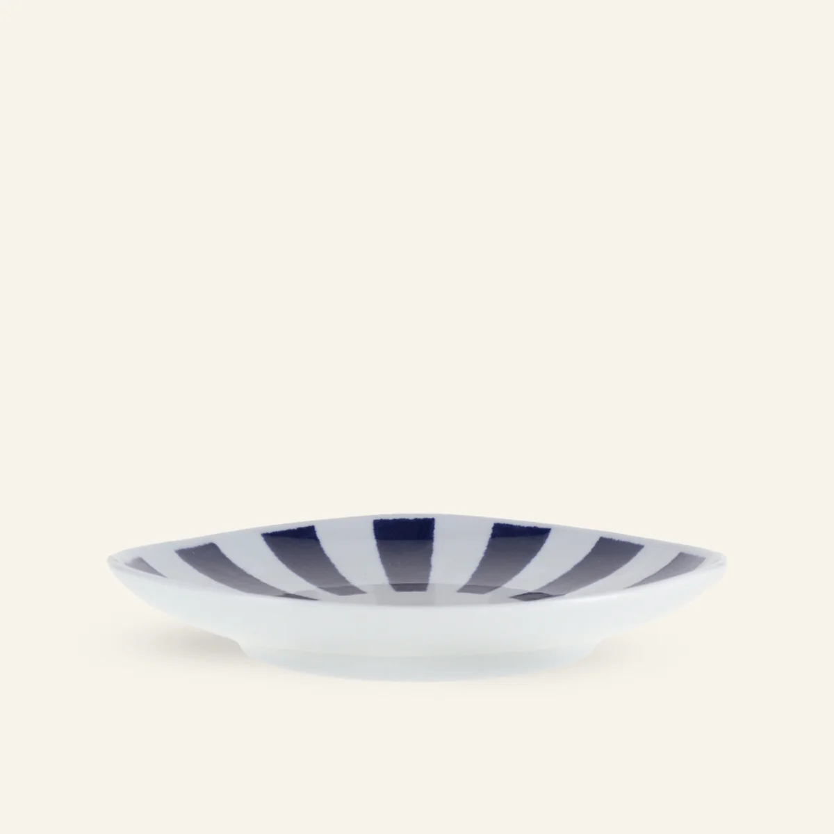 Assiette évasée en porcelaine Hasamiyaki "Indigo Tokusa"