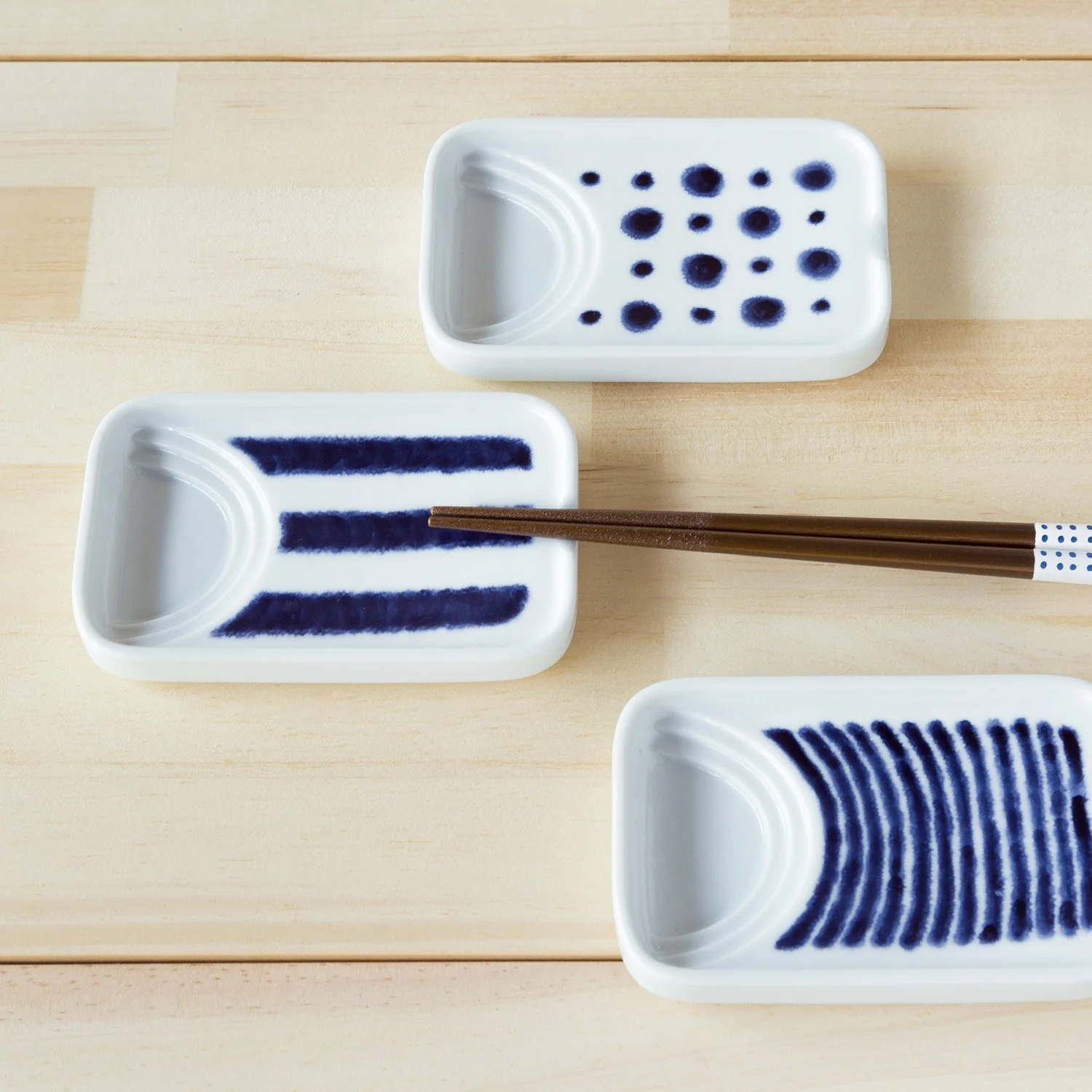 Petite assiette rectangulaire en porcelaine Hasamiyaki "Indigo Mizutama" - Image 3