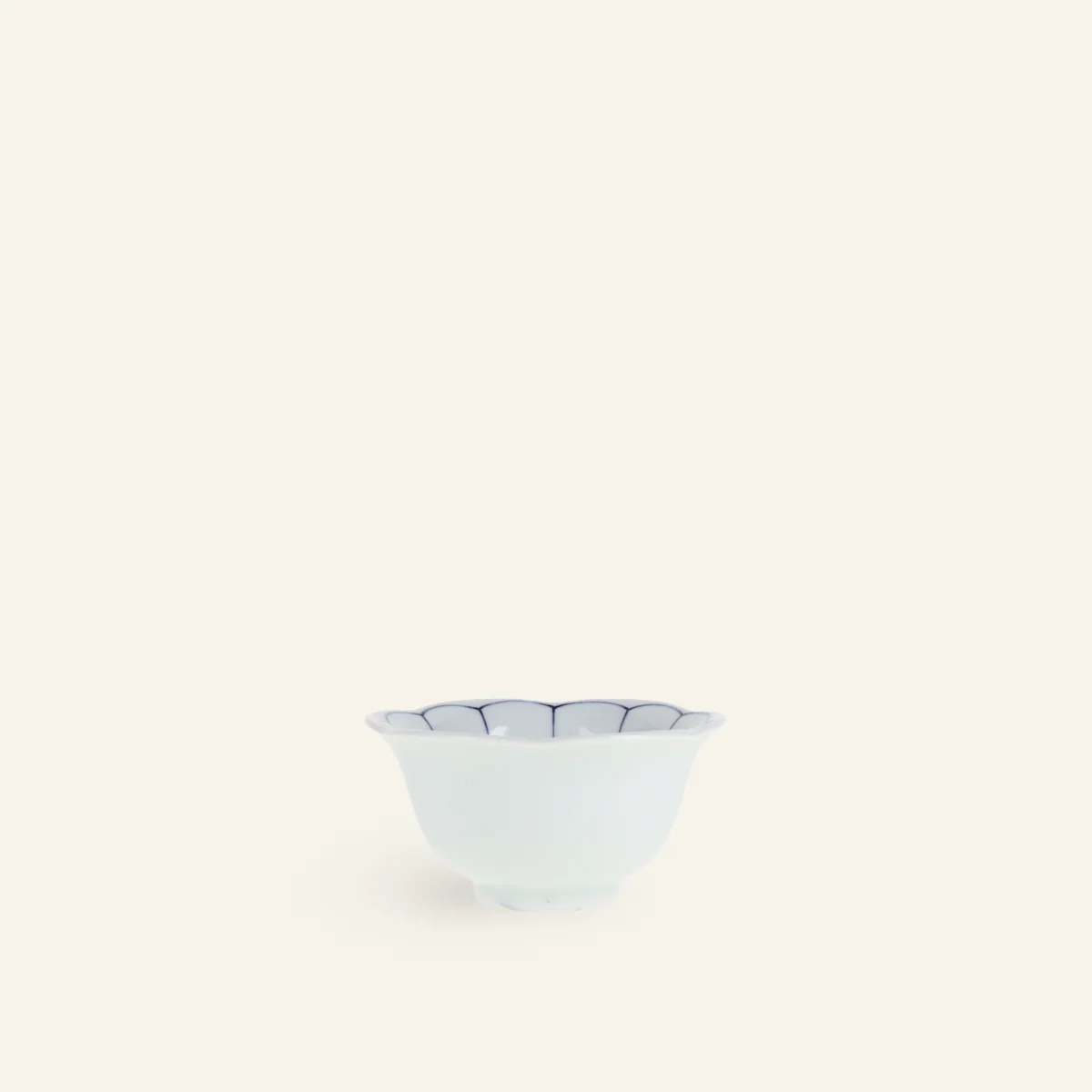 Coupelle en porcelaine Hasamiyaki "kikuiwari"