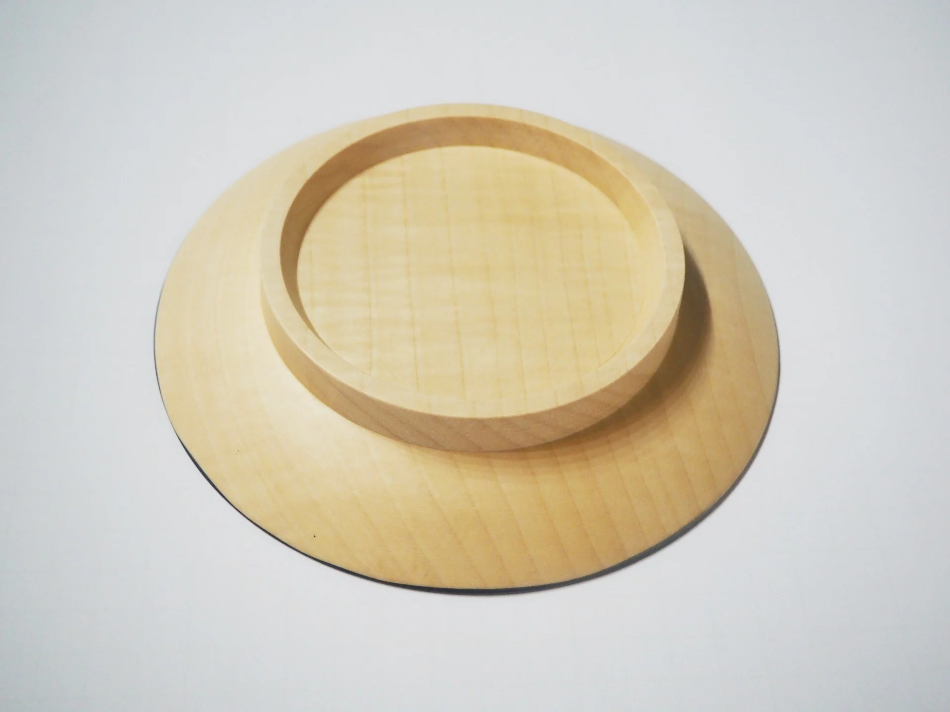 Assiette ronde en bois de marronier du Japon tochi teint Ă l'indigo - Image 3