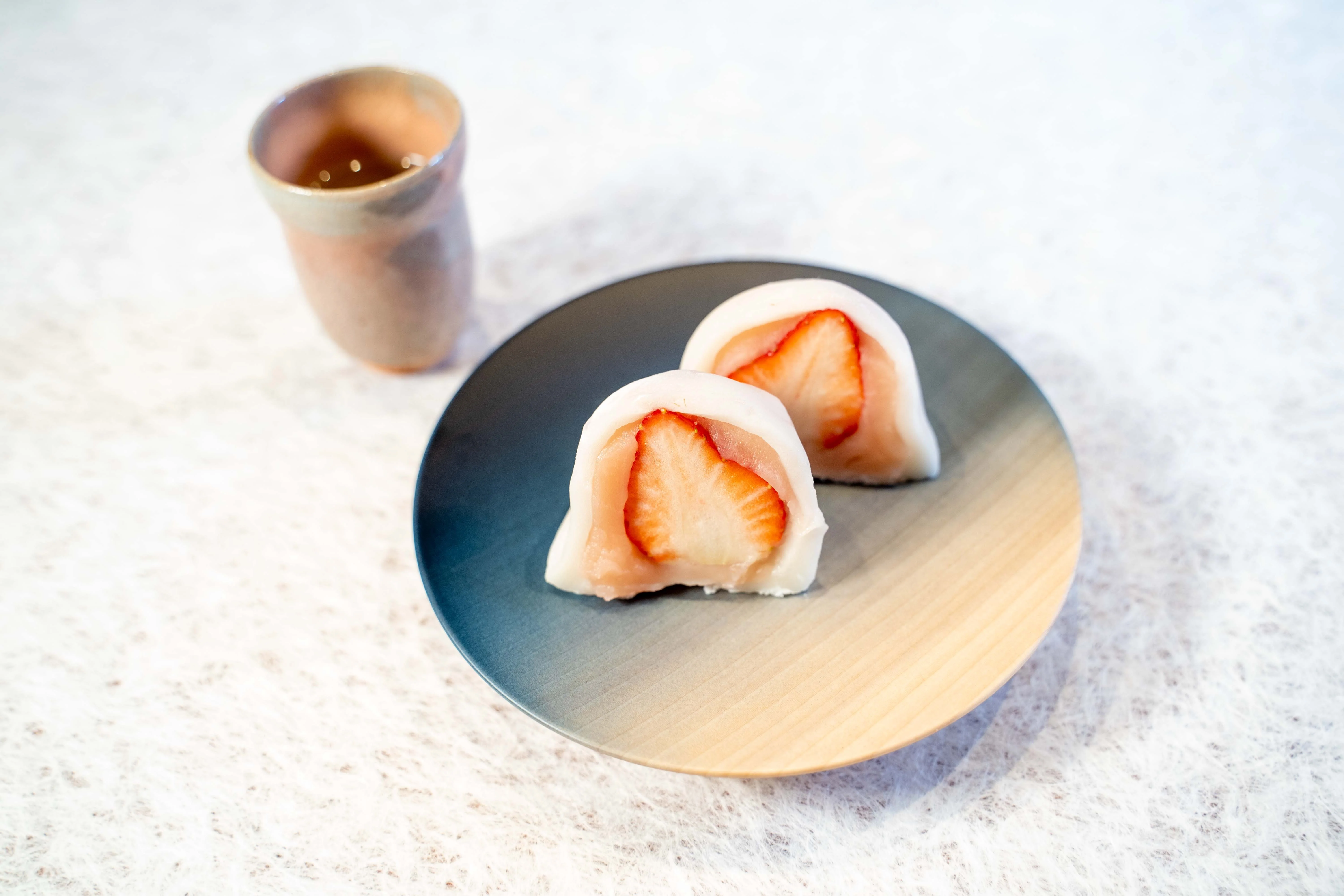 Assiette ronde en bois de marronier du Japon tochi teint Ă l'indigo - Image 4
