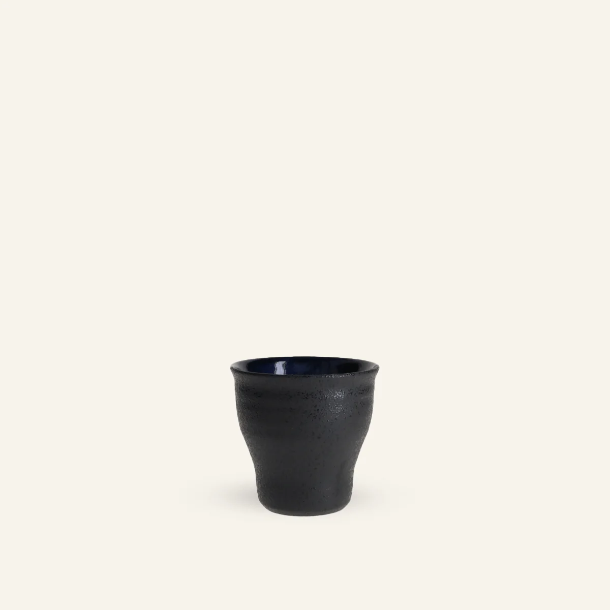 Coupe à saké faïence fine Minoyaki "kurobuki"